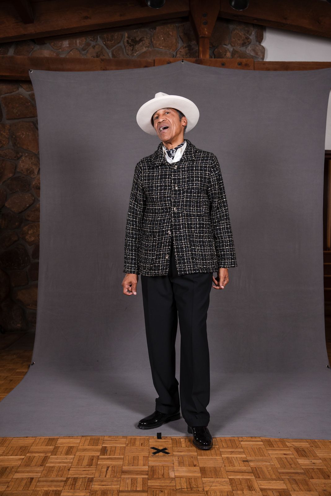 Sensational Sedonan in a white hat and checked suit